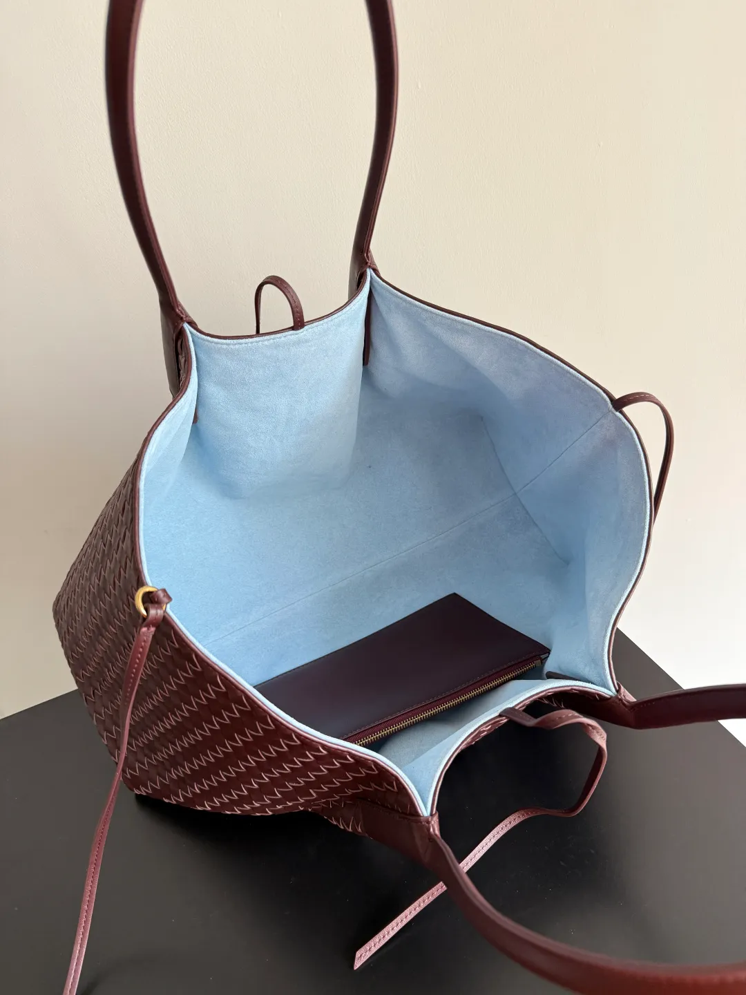 Batch 2660 Bottega Veneta 2025 new product PINACOTECA bag, iconic weaving process, skillfully crafted with 10mm Intrecciato process and equipped with suede lining. Four small strips of leather add character to the design and make the bag more stable. Relaxed yet sophisticated, casual yet refined, suede lining and double-sided design, suitable for shoulder and hand carry. The four straps can be adjusted into different shapes. One pack can be switched between two uses, easily integrating into your daily rhythm. Style number: 817166 Size: 43*23*17.5cm